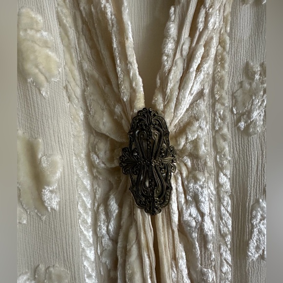 Vintage Elegant Cream Sheer Floral Velvet Robe with Metal Clasp - Picture 6 of 10
